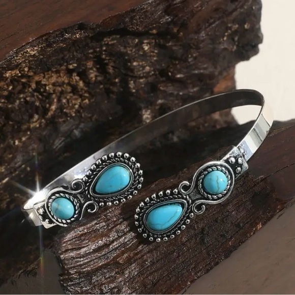 Western Style Turquoise Bracelet - Picture 2 of 3